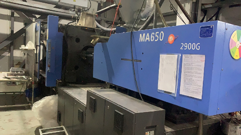 Injection molding equipment